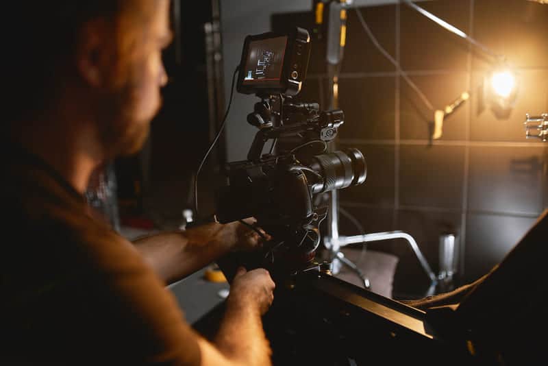 El Video Maker se encarga de gestional la producción de la grabación y a las personas que trabajan en ella.